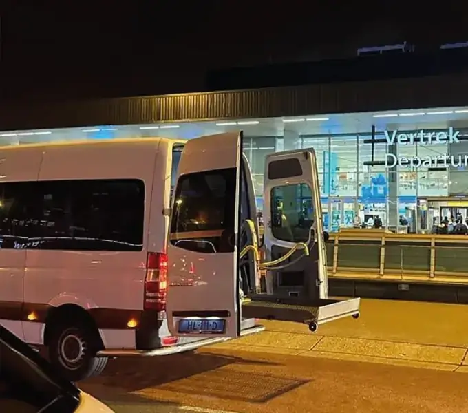 Rolstoelbus bij Schiphol voor reizigers uit Abcoude
